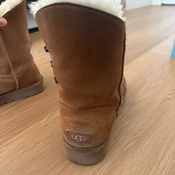 Tan uggs size 8 - Picture 6 of 12